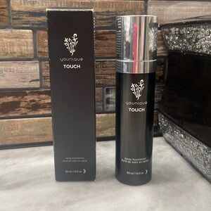 YOUNIQUE Spray Foundation in Taffeta Flawless coverage BNIB! 💖